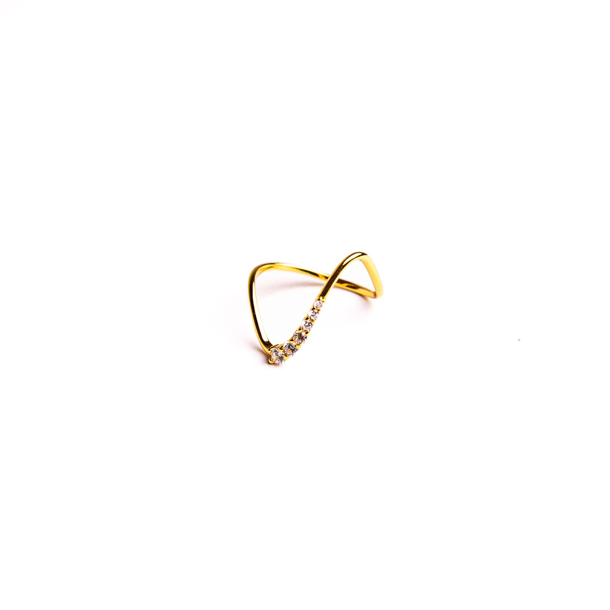 Alma ring on a white background: a slim wave traced by a single line of clear stones.